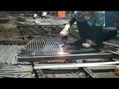 303 পাদচারী চ্যানেল গ্যালভানাইজড নিরাপত্তা গ্রিজিং নন-স্লিপ ছিদ্রযুক্ত সিঁড়ির বেস ধাতু গ্রিজ